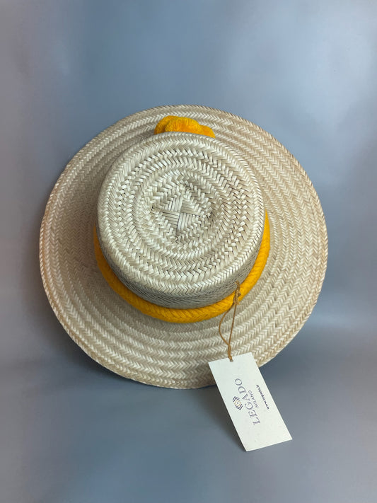 Wayuu hat in Mawisa palm, handmade, mixed cotton band.