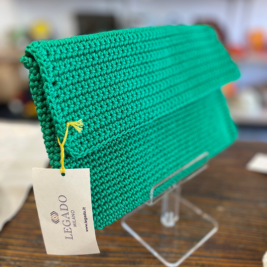 pochette verde tessuta al crochet