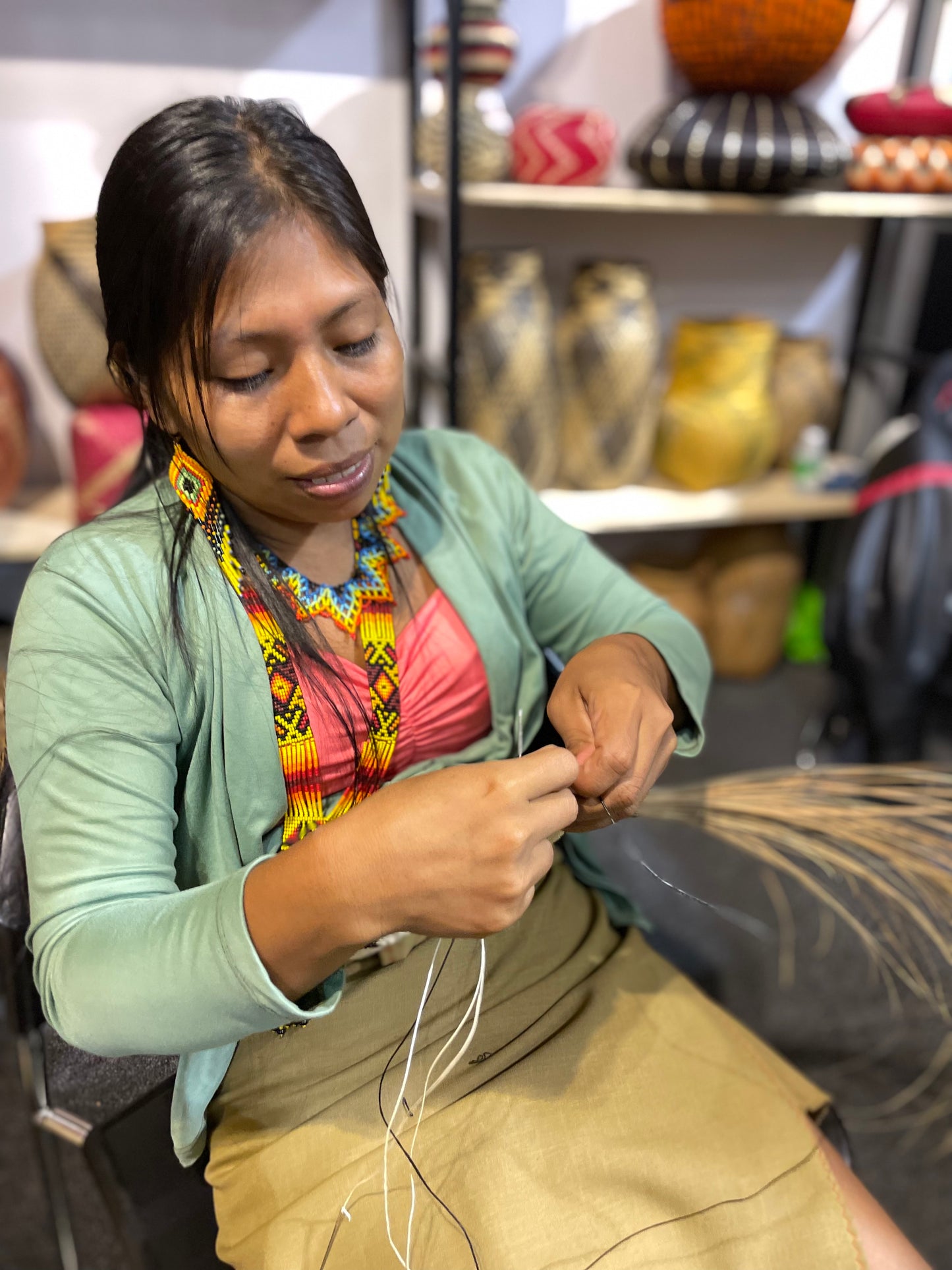 donna indigena lavorando a mano